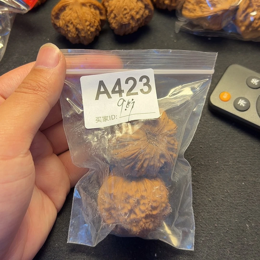 文玩核桃吊坠白狮子