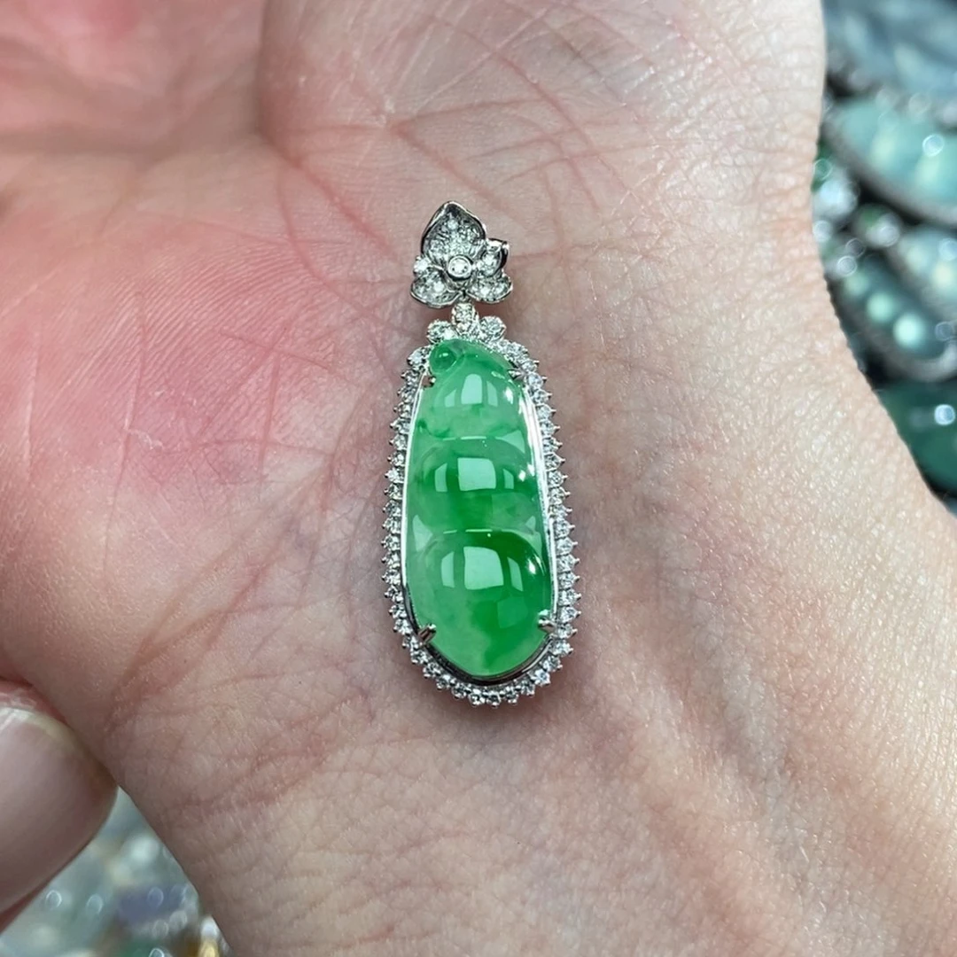 颈饰18K金镶嵌翡翠豆子