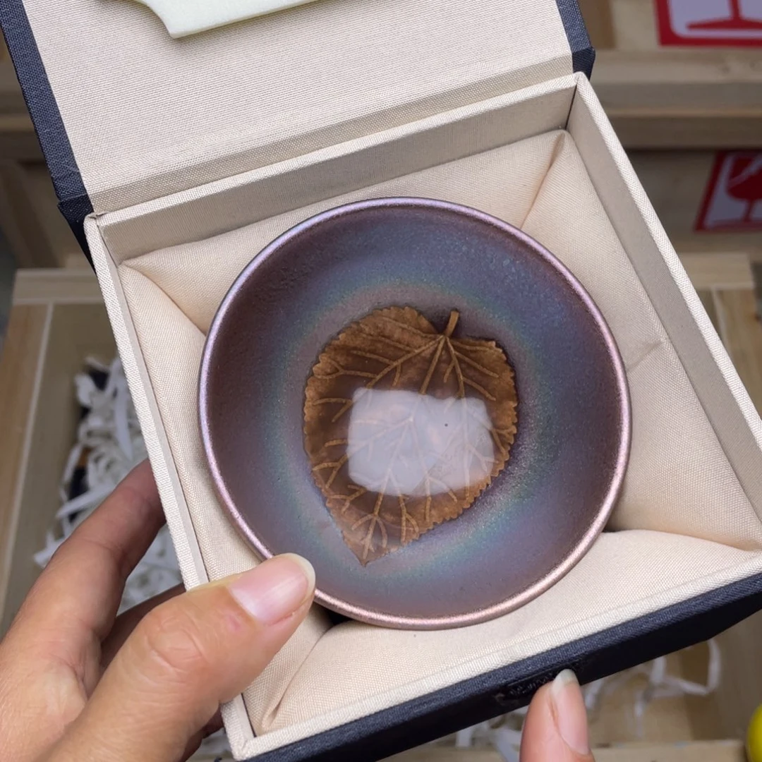 茶盏君正在紧张人建盏