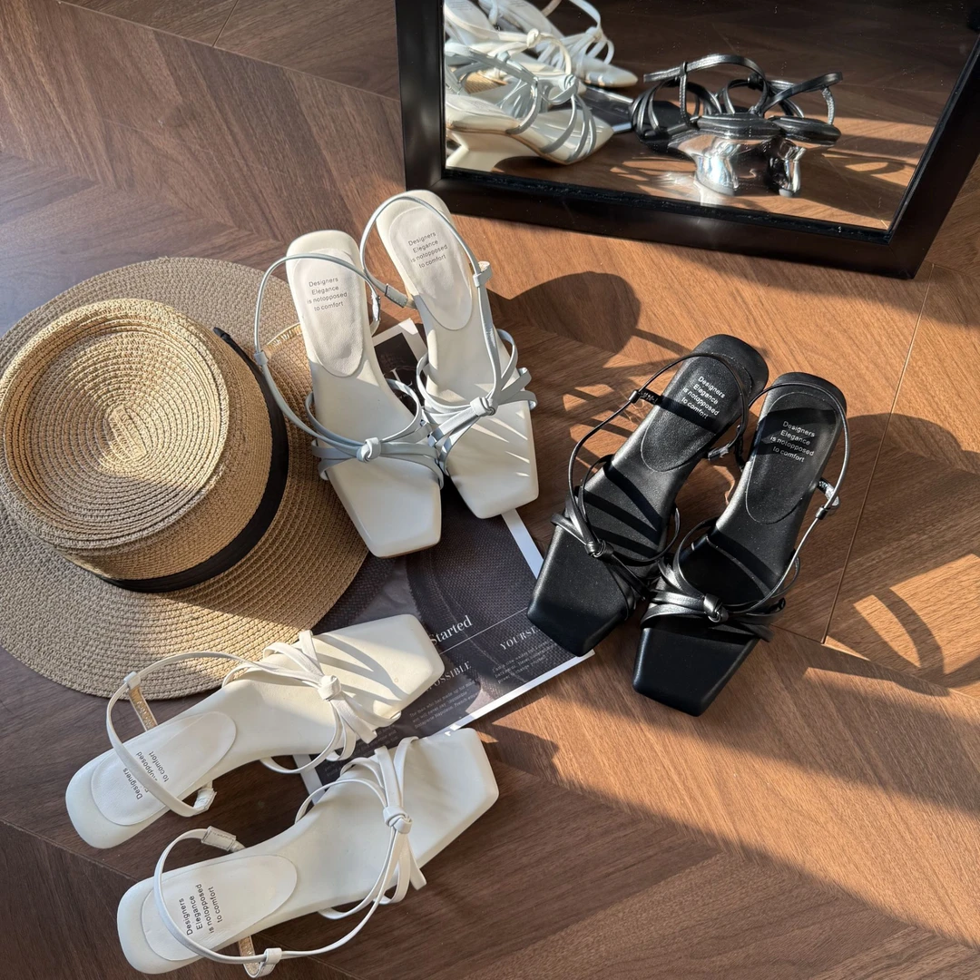 【鞋逅】~5厘米跟高一字式扣带露趾凉鞋中跟时尚网红仙女风方头