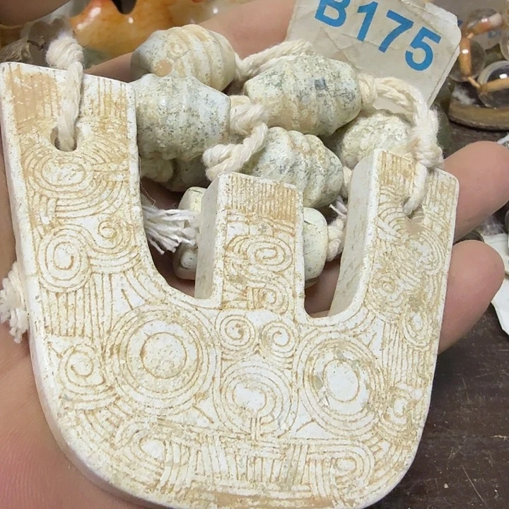未镶嵌透闪石-蛇纹石玉颈饰