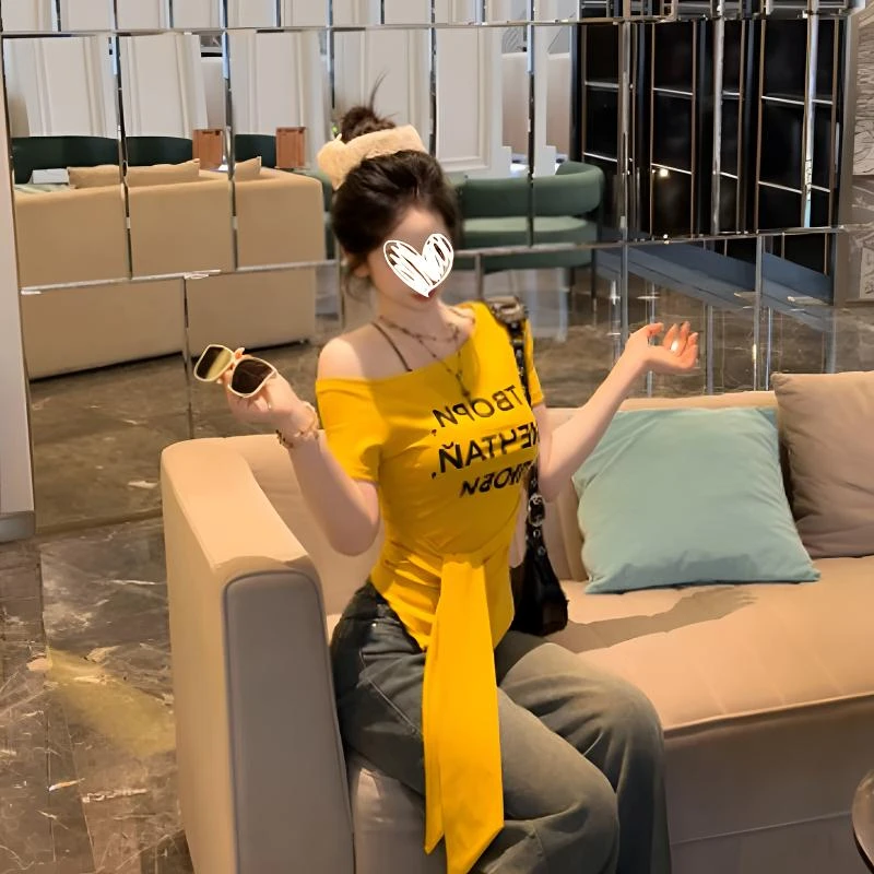 纯欲辣妹绑带黄色印花斜肩短袖女2025夏新修身显瘦设计感小众上衣