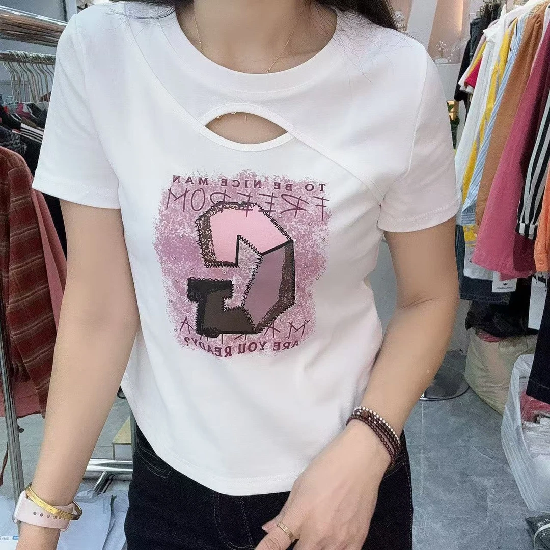 【秀秀家】时尚短款镂空设计字母棉T2025新款G2555