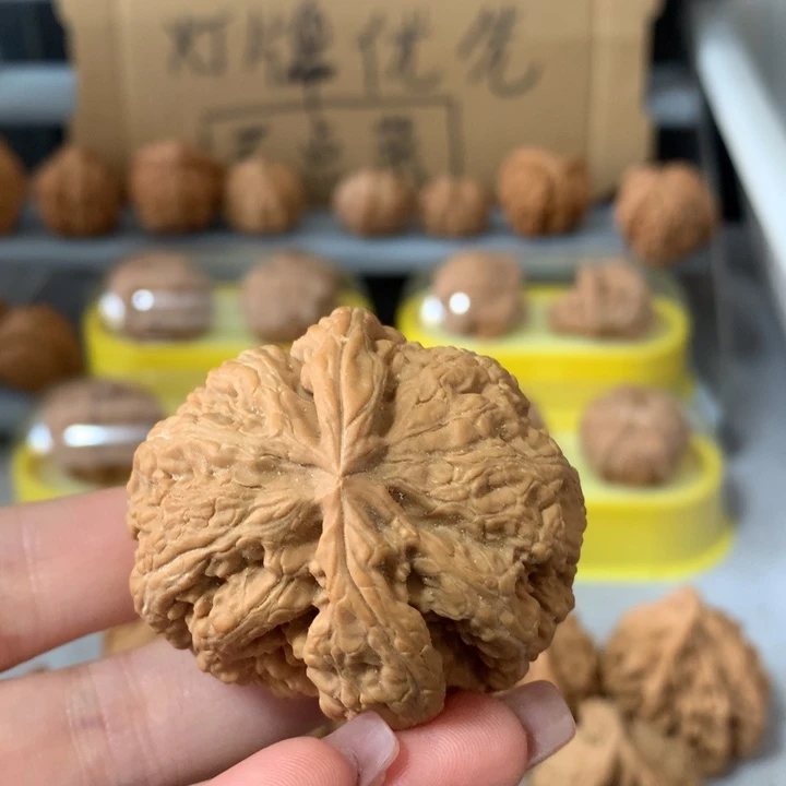 周***清文玩核桃吊坠异形单只，有瑕疵