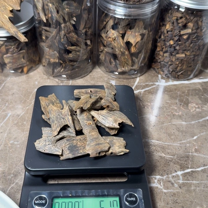清***白楠木绿香透顶绿天然沉水原材料块 50