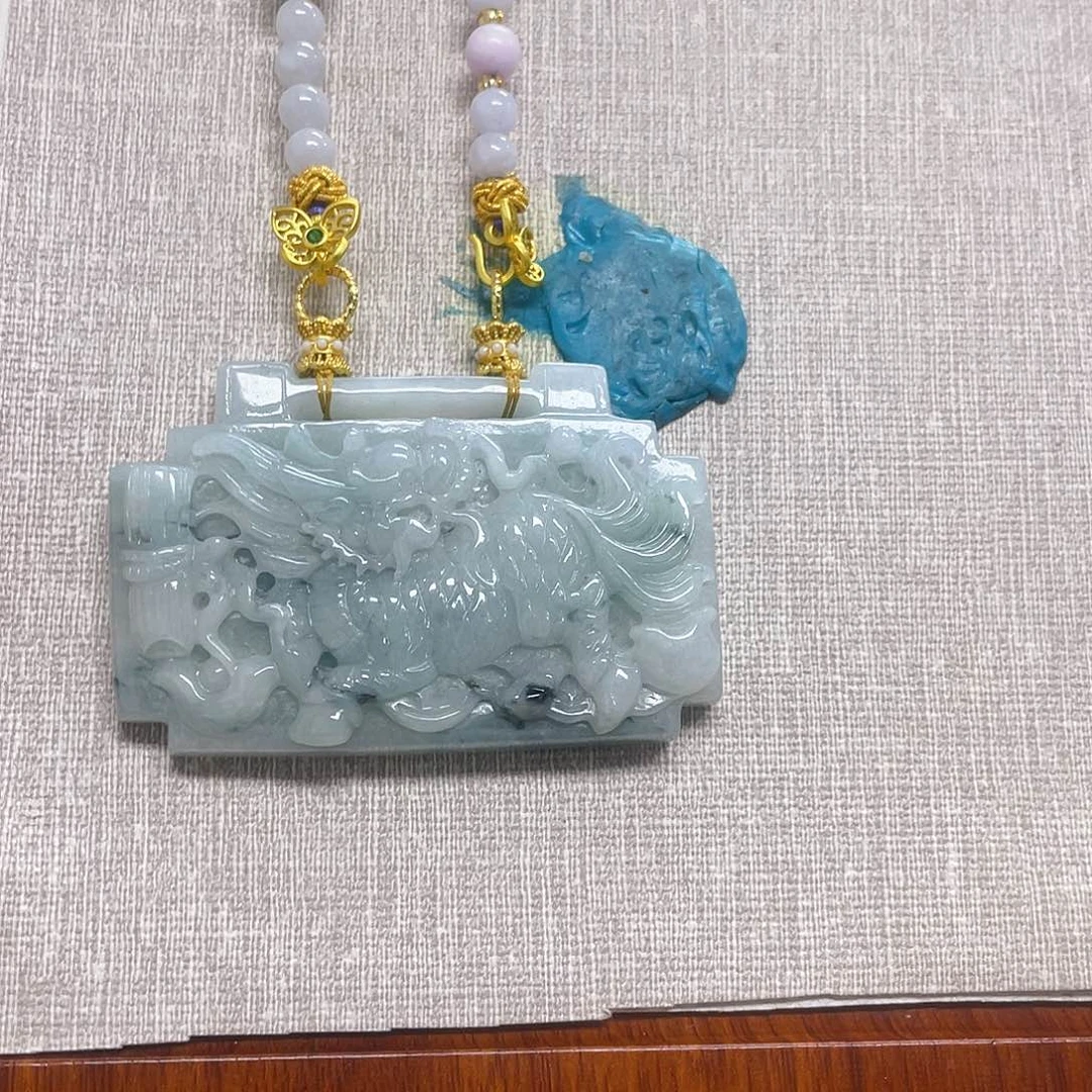 彩***姐翡翠未镶嵌颈饰锁