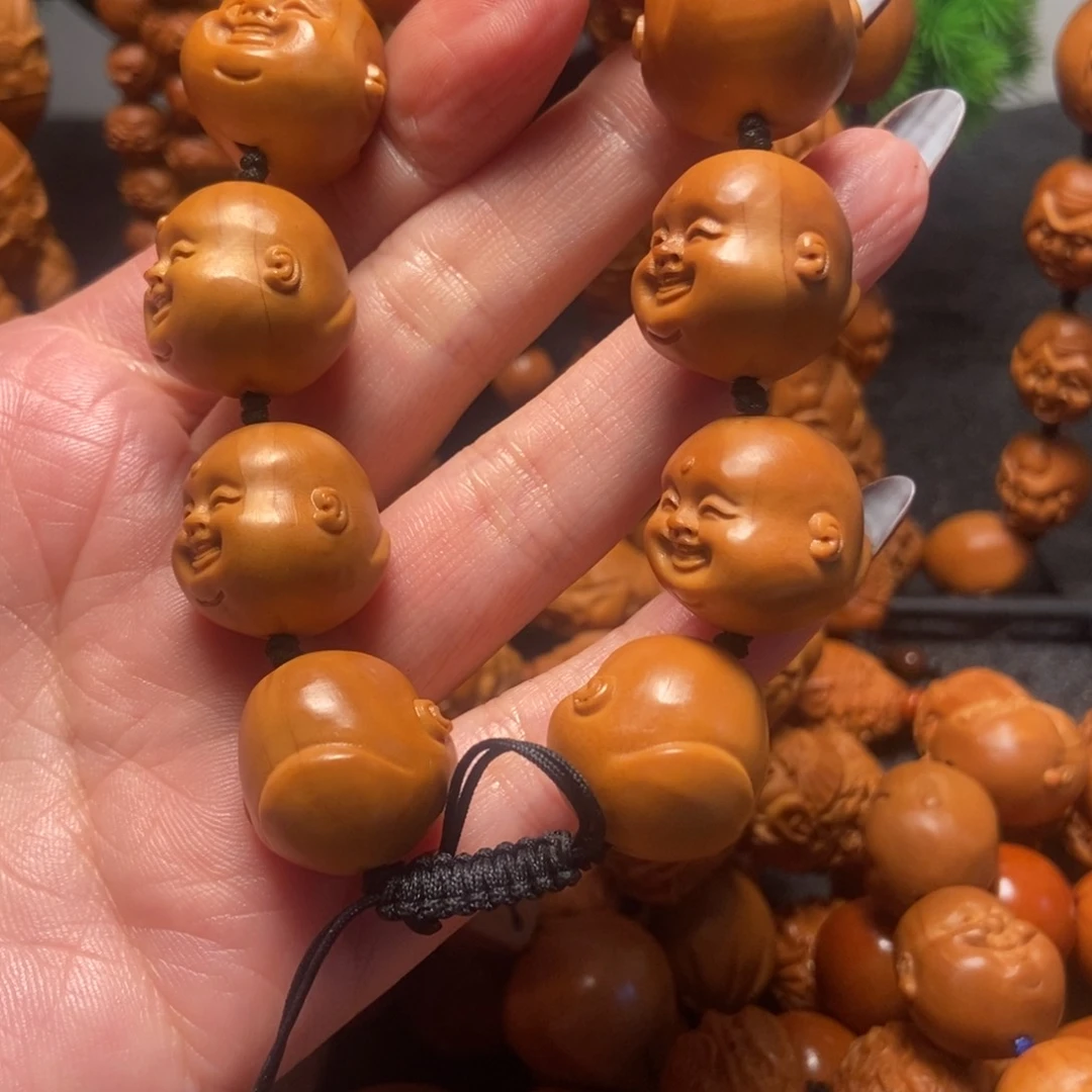 橄榄核吊坠十分开心