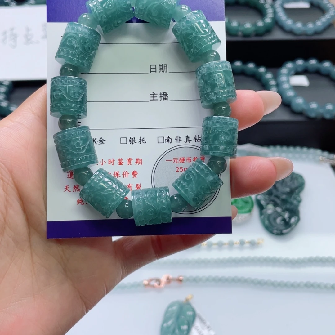 翡翠未镶嵌颈饰卡12.6