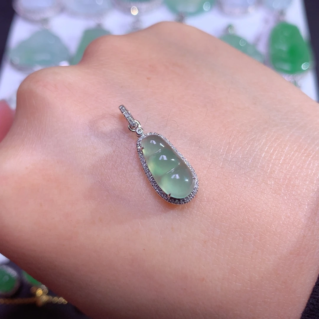 翡翠颈饰18K金镶嵌冰晴底起胶福豆小挂坠