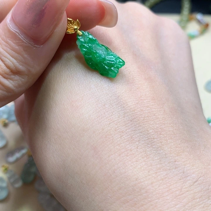 翡翠18K金镶嵌颈饰一品青莲