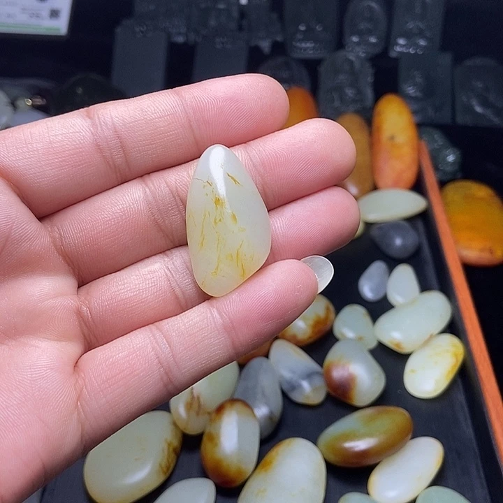 颈饰未镶嵌和田玉（糖玉）