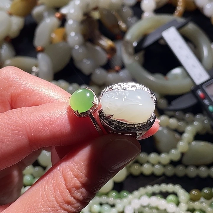 颈饰未镶嵌和田玉秋*