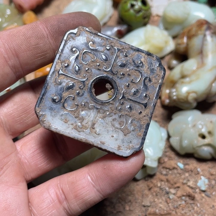 竹***菊和田玉（糖玉）未镶嵌颈饰