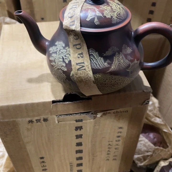 紫砂茶壶矿泥要手工制作的一把紫砂壶。