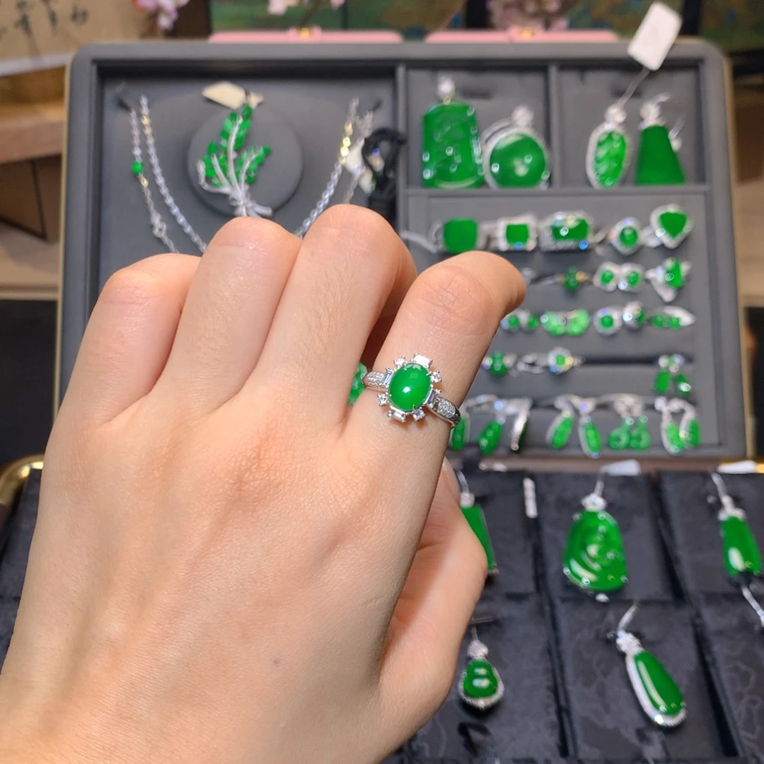 18K金镶嵌戒指翡翠蛋面