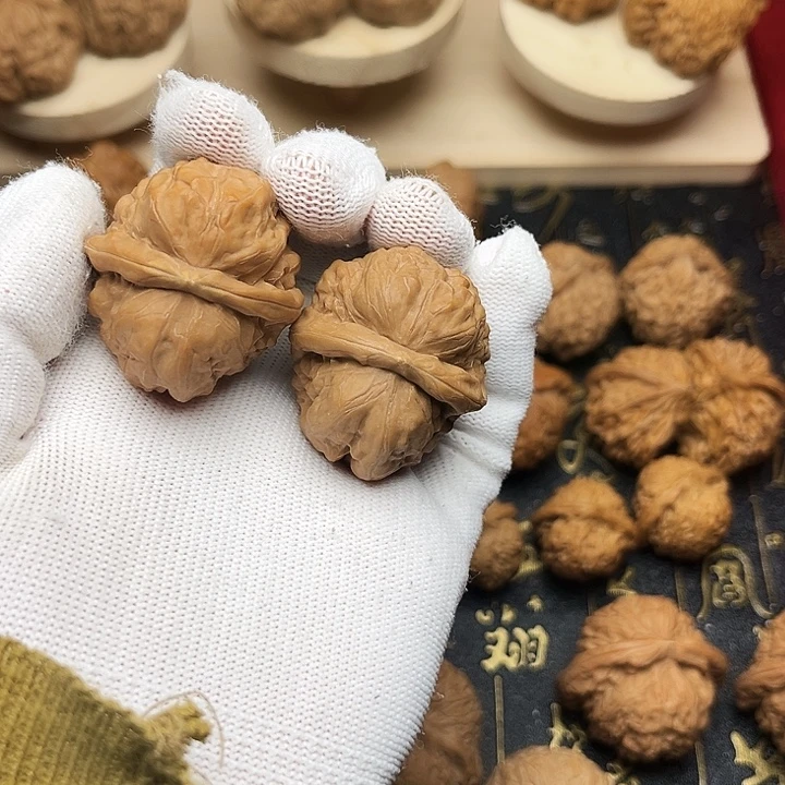 吊坠文玩核桃蛤蟆头全品尺寸35.尖部微黄，一面开背