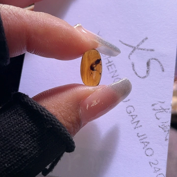 琥珀裸石未镶嵌。