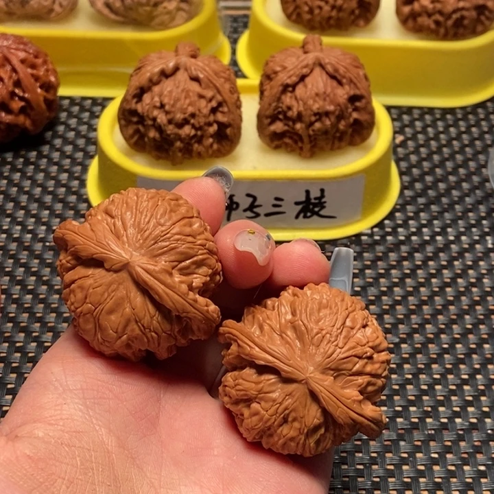 文玩核桃吊坠44闷白白狮子