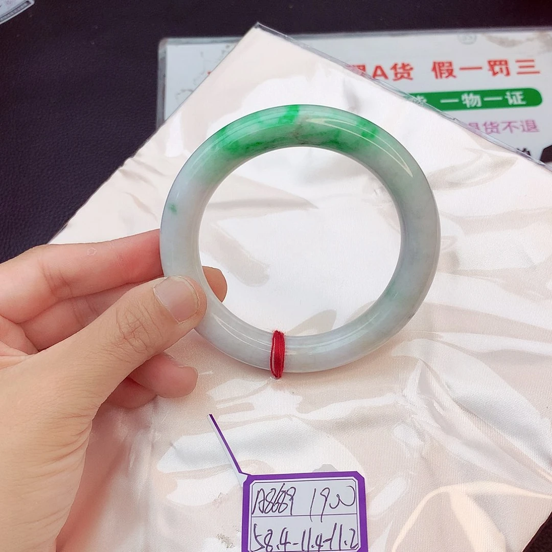 翡翠手镯未镶嵌翡翠