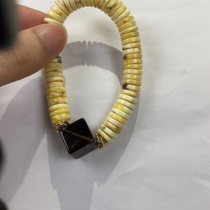 琥珀未镶嵌颈饰多人