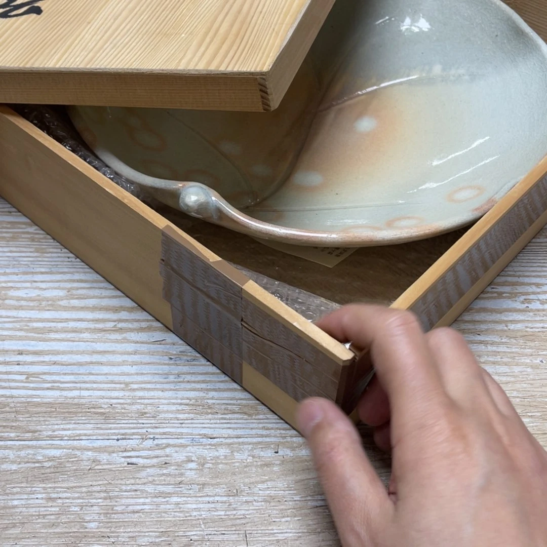 瓷片天**童密密麻麻地排列着一个