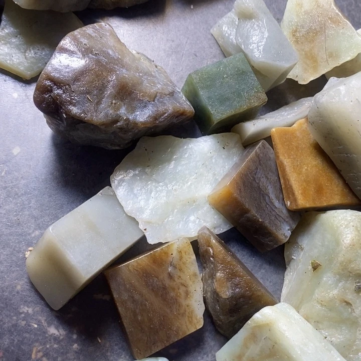 透闪石质玉挂件未镶嵌