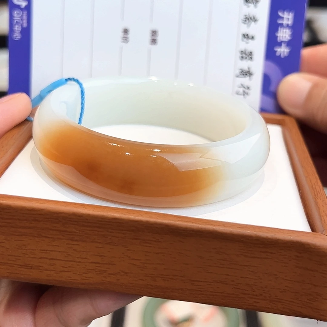 闹***闹和田玉未镶嵌手镯