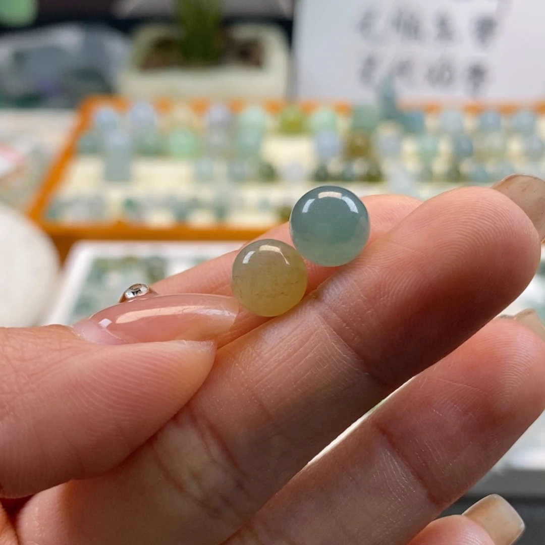 翡翠散珠随****｀天然翡翠一对8+，有小内纹