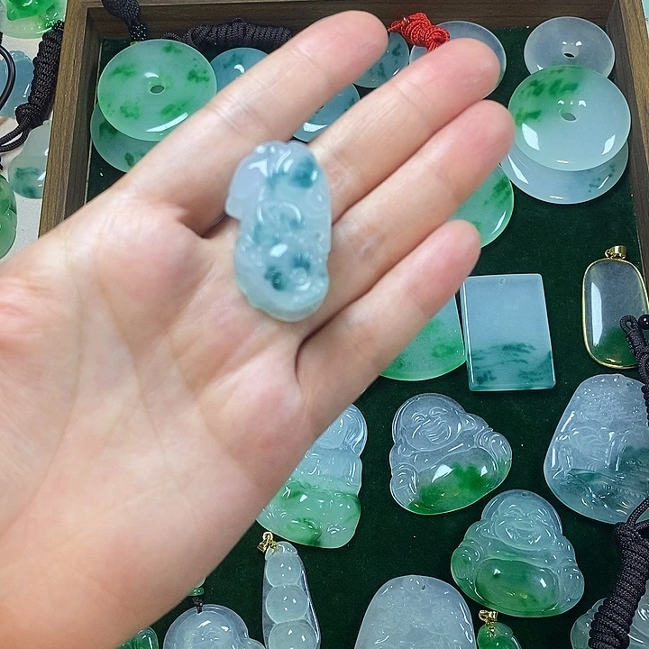 翡翠未镶嵌颈饰皮丘