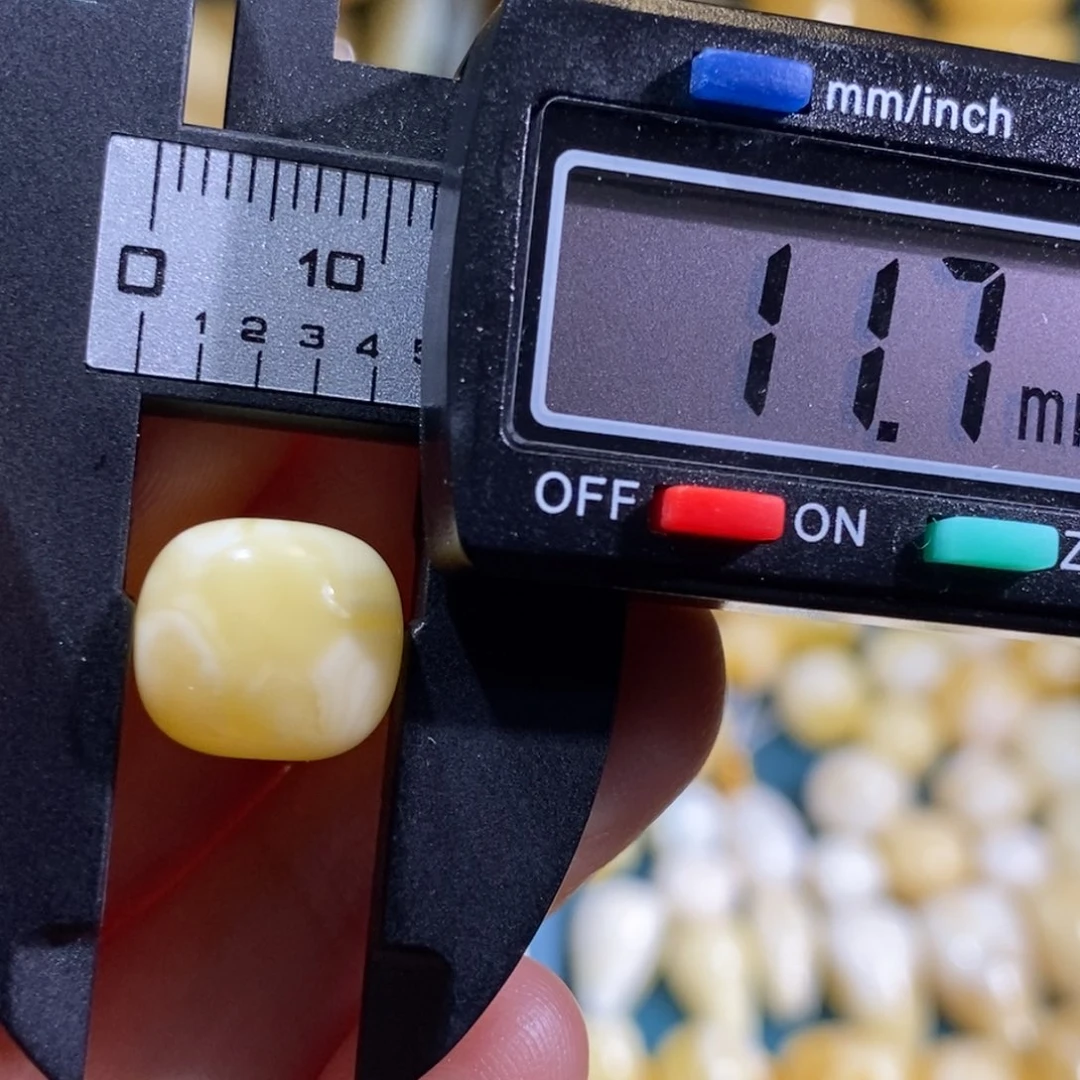 蜜蜡裸石未镶嵌配饰