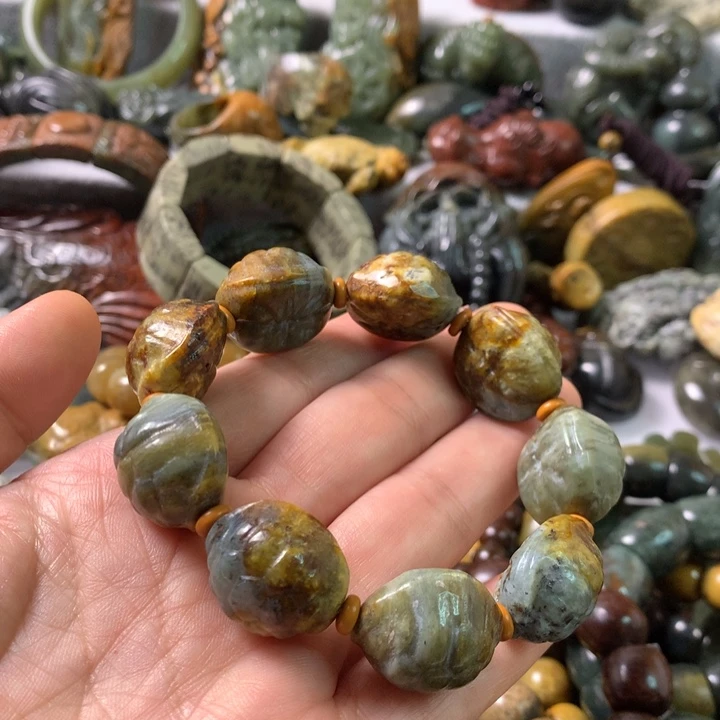 未镶嵌岫岩河磨玉（透闪石质玉）把件