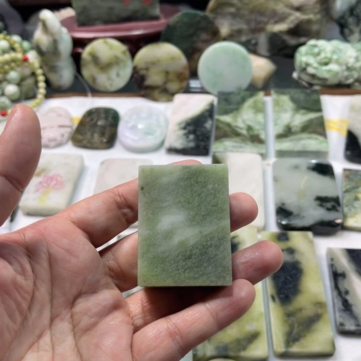 独山玉颈饰未镶嵌流**匆