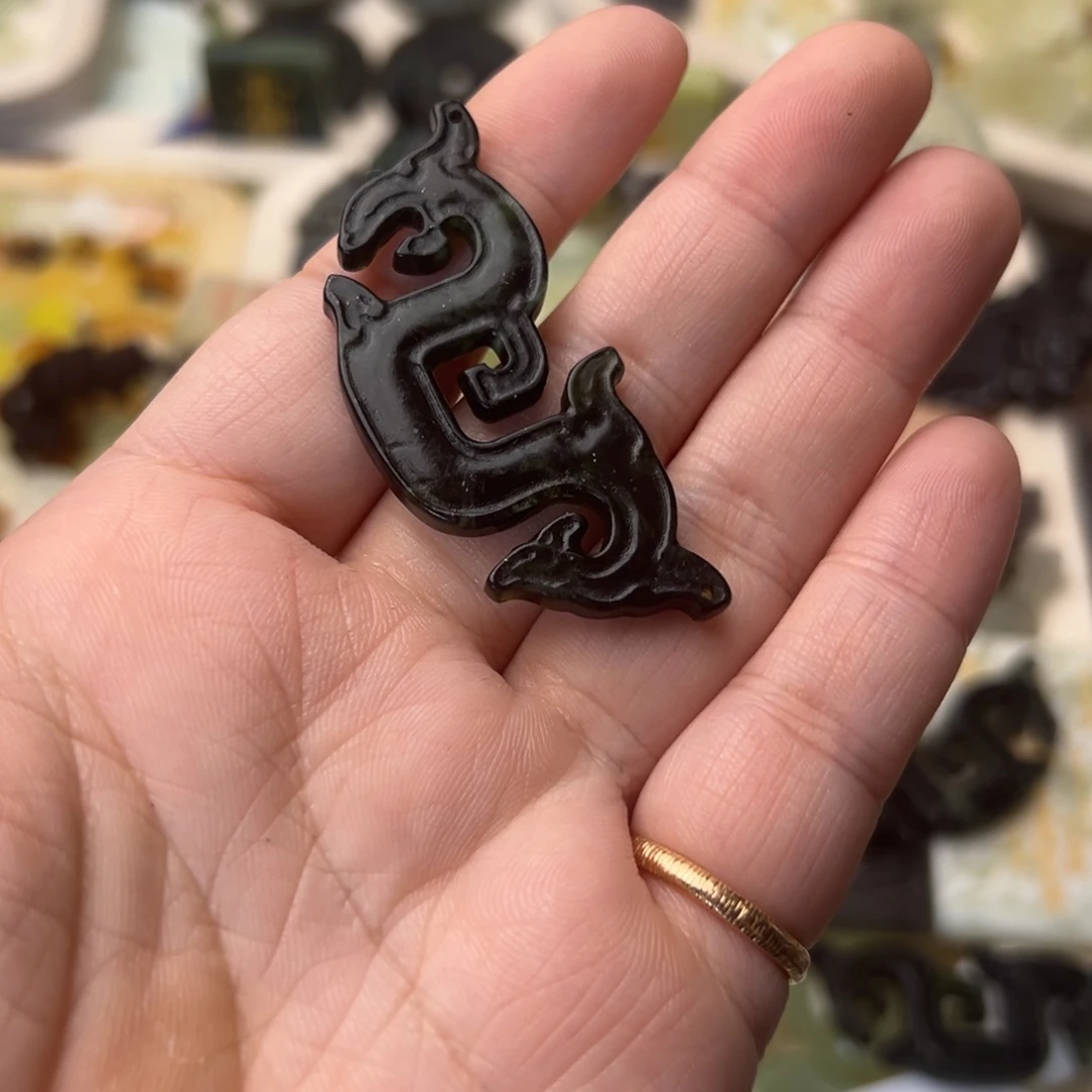 蛇纹石玉颈饰合金