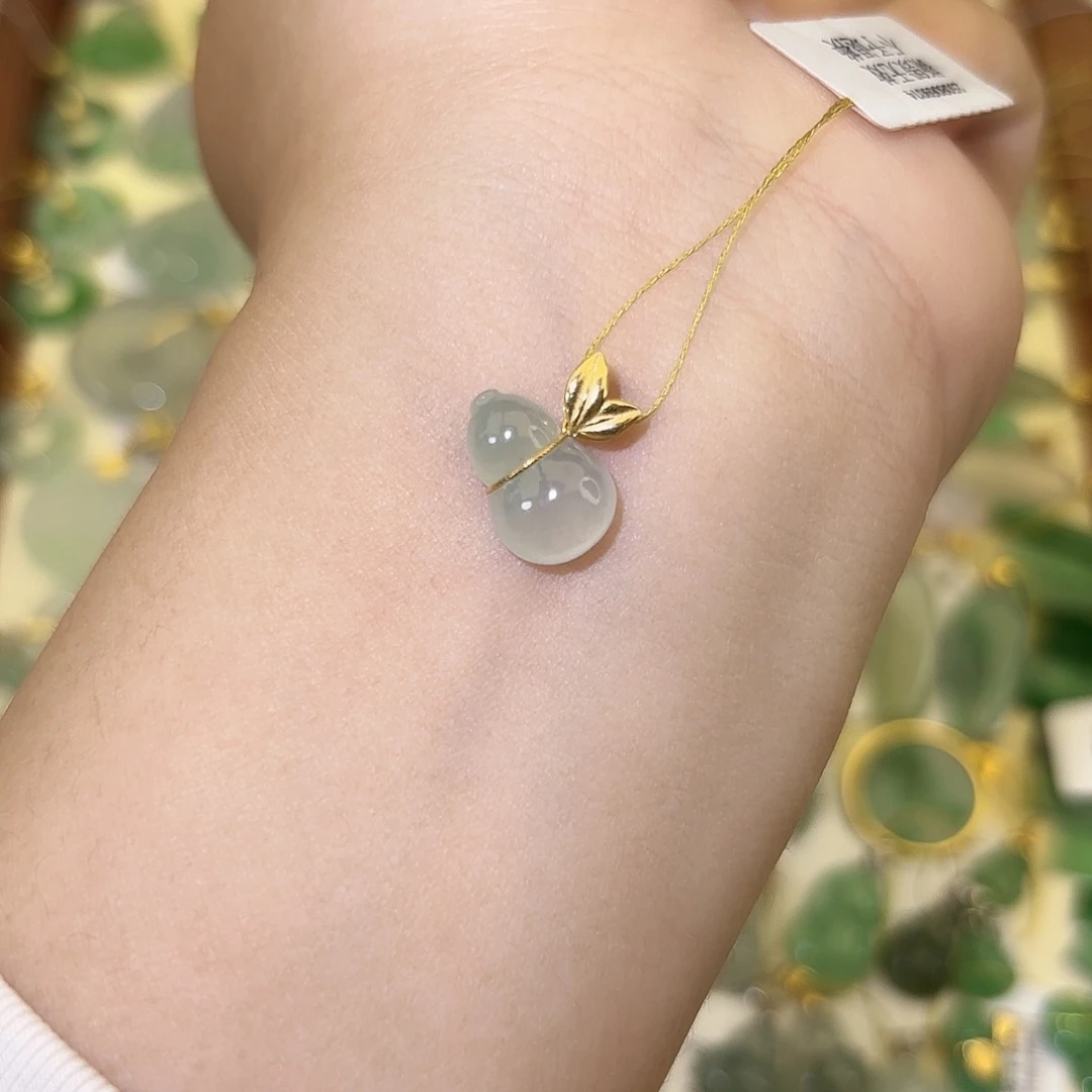 翡翠18K金镶嵌颈饰葫芦