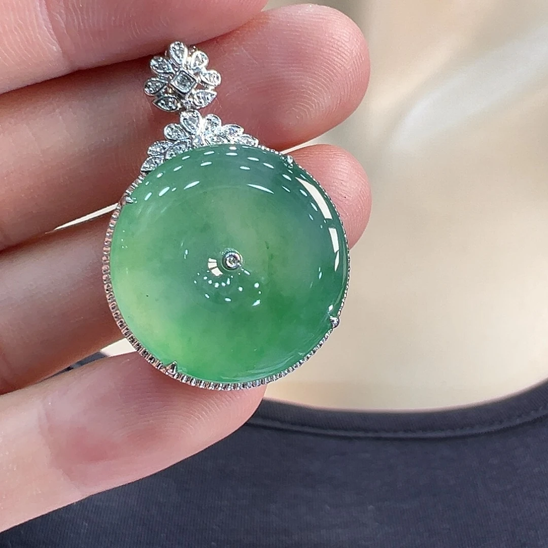 颈饰18K金镶嵌翡翠吊坠