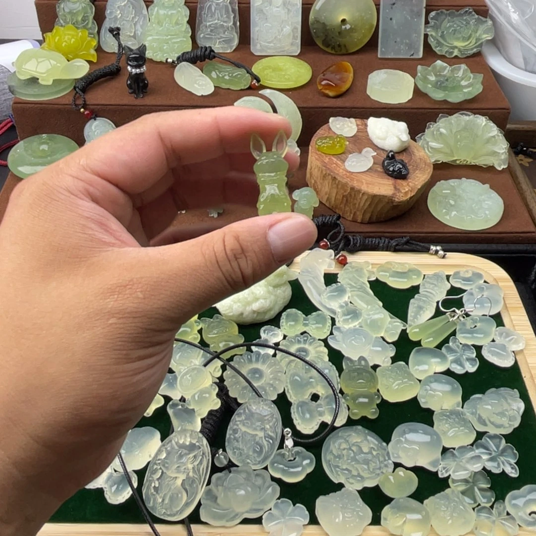 沙***宁未镶嵌蛇纹石玉颈饰
