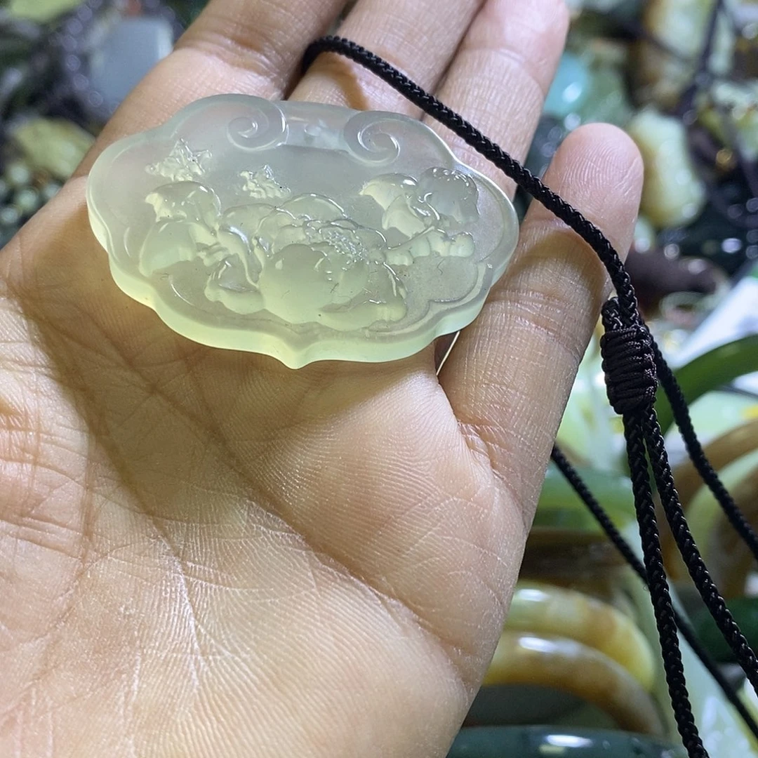 岫玉未镶嵌颈饰一个