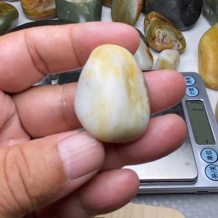 胡***汤颈饰未镶嵌和田玉（糖玉）
