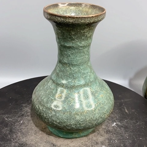 摆件官窑盘口瓶造型美观