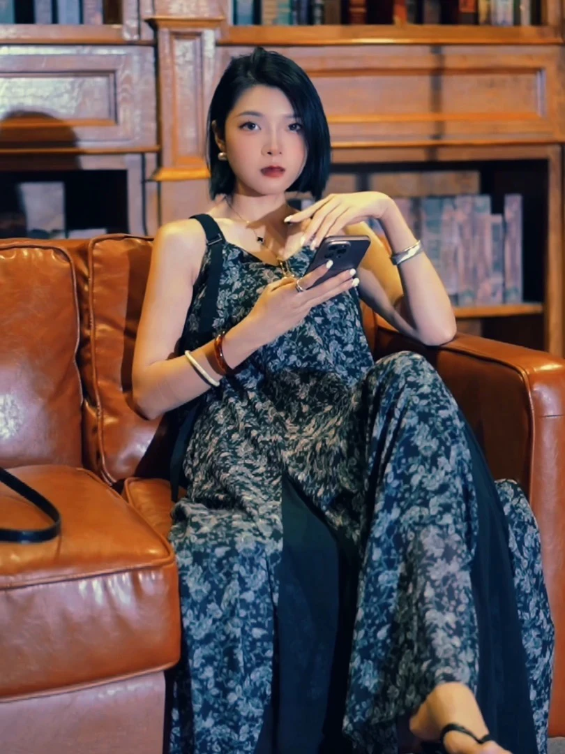 碎花吊带连衣裙2025新款女夏季轻奢气质设计感百搭长裙2220