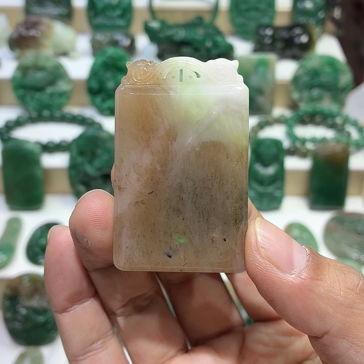 独山玉未镶嵌颈饰三五牌