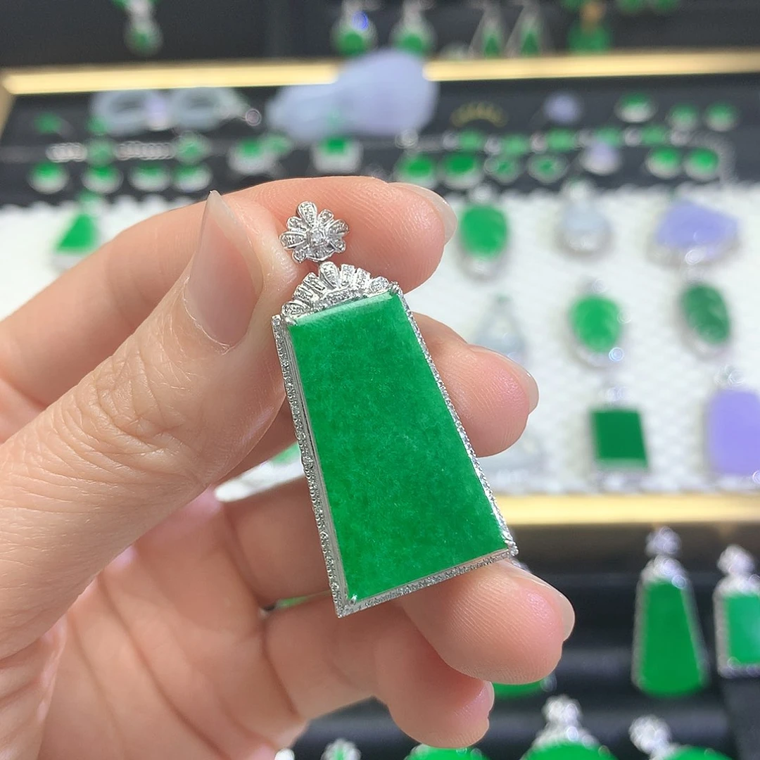 颈饰18K金镶嵌翡翠吊坠