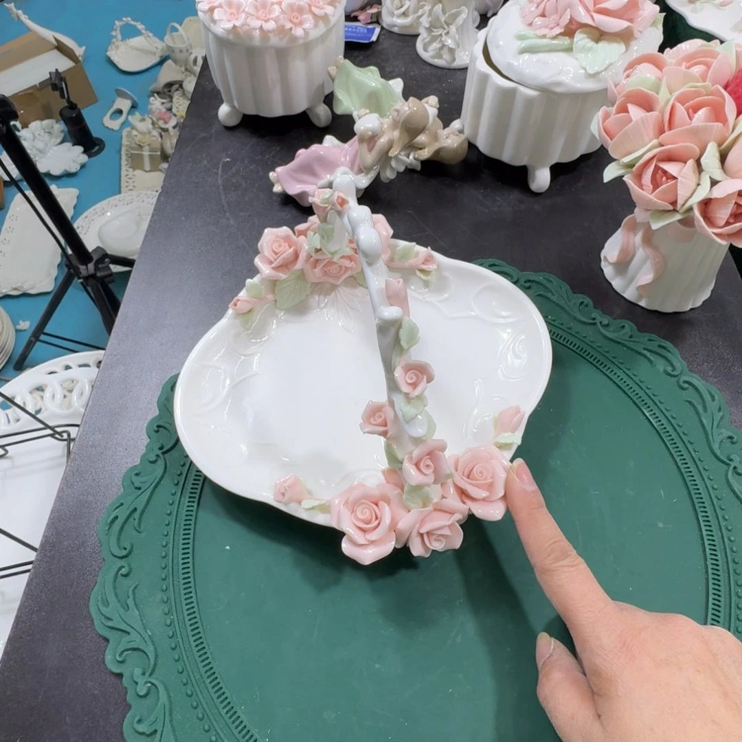 瓷片看***乖大微瑕提篮摆件