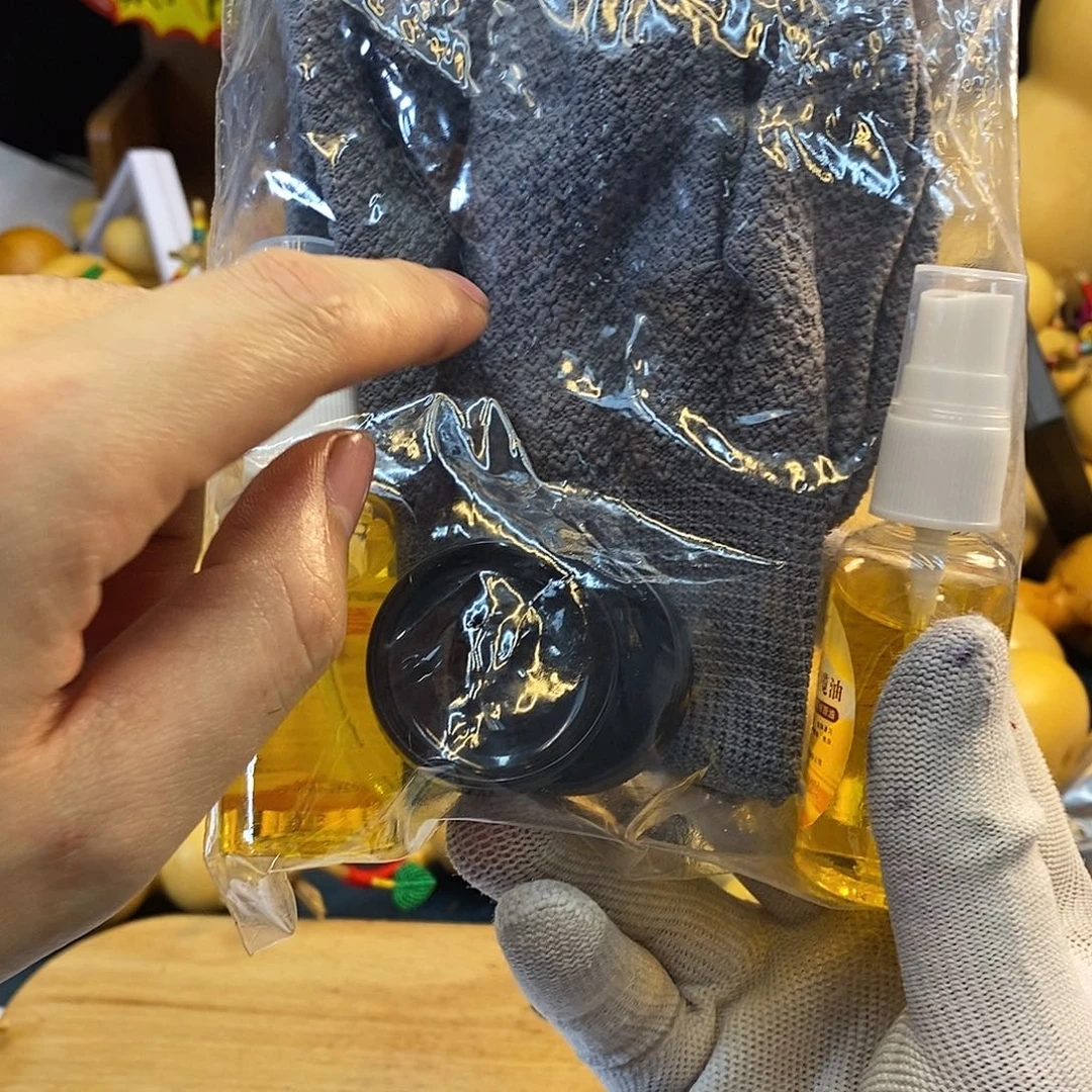 一副菠萝手套 两瓶文玩橄榄油 两个底座