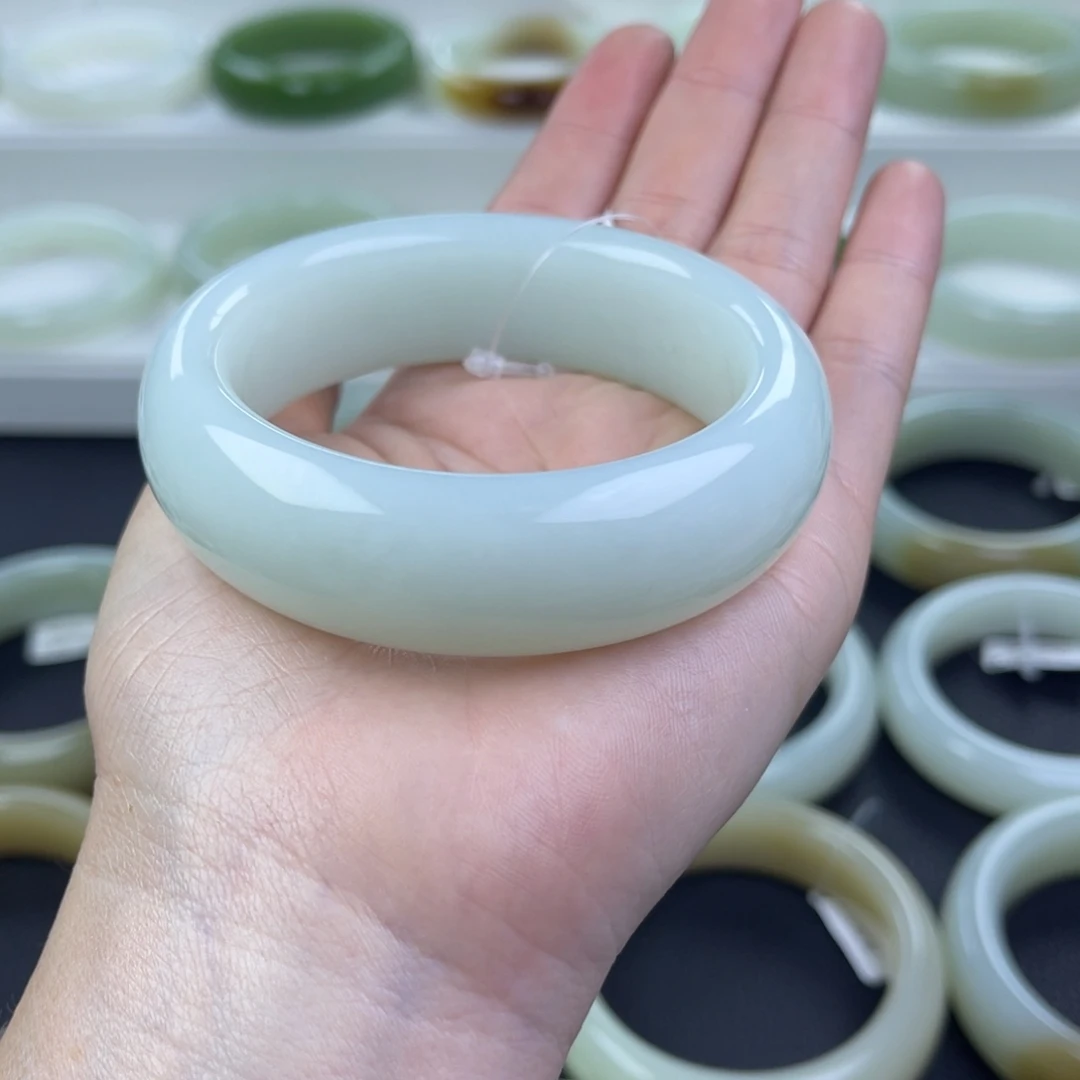 和田玉未镶嵌手镯