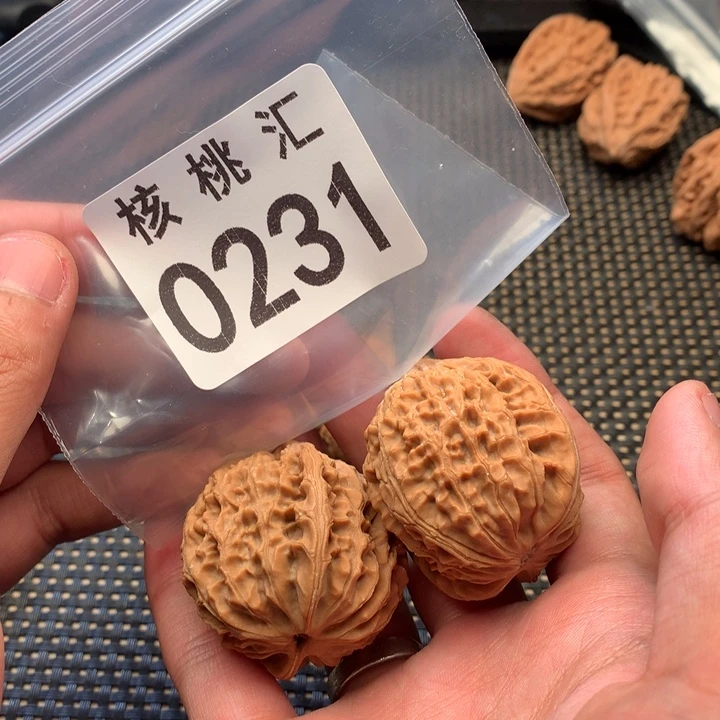 杜***克文玩核桃吊坠原树鸡心