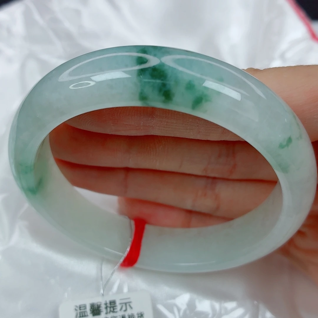 翡翠未镶嵌手镯57正圈，白底飘绿花，完整，013