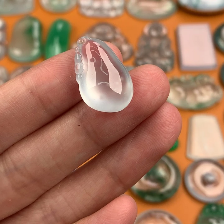 翡翠挂件未镶嵌….