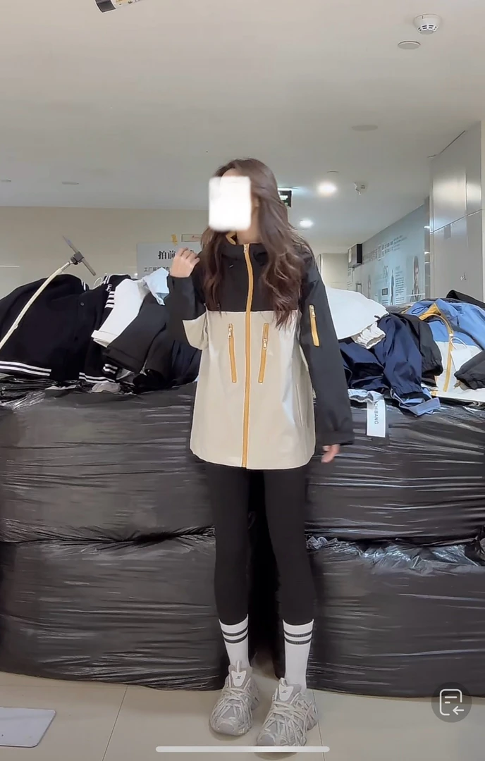 【柒汐】推荐拼色字母刺绣连帽外套9049