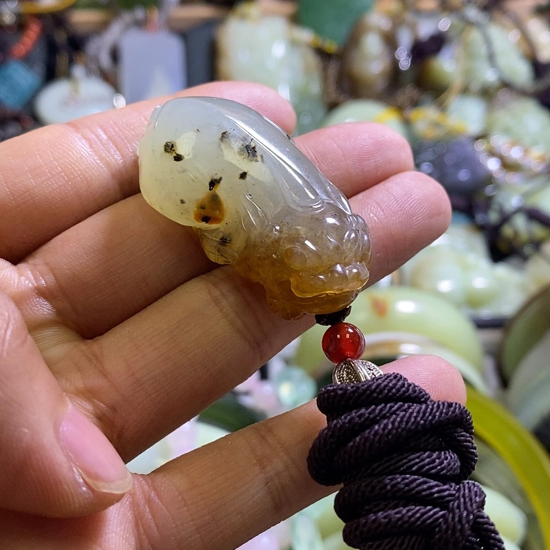 未镶嵌岫玉颈饰一个